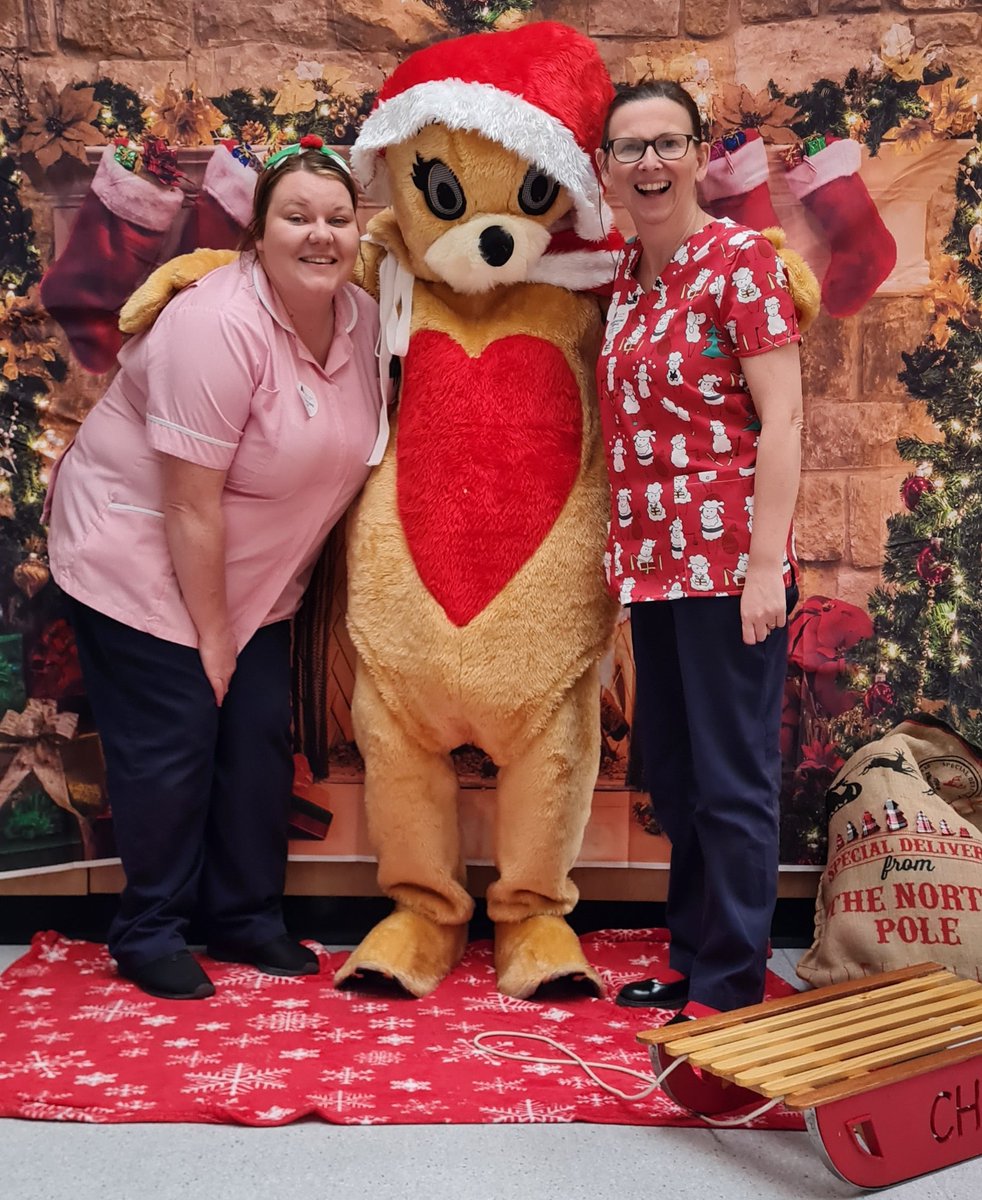 physioCaulfield's tweet photo. Thank you Mrs chufty for helping out with our #ActiveAdvent day 20.
Cracking moves were seen and lots of laughter heard. Great to see you! 
@CHUFOfficial 
@NewcastleNMAHPs https://t.co/nG1XPLPUkc