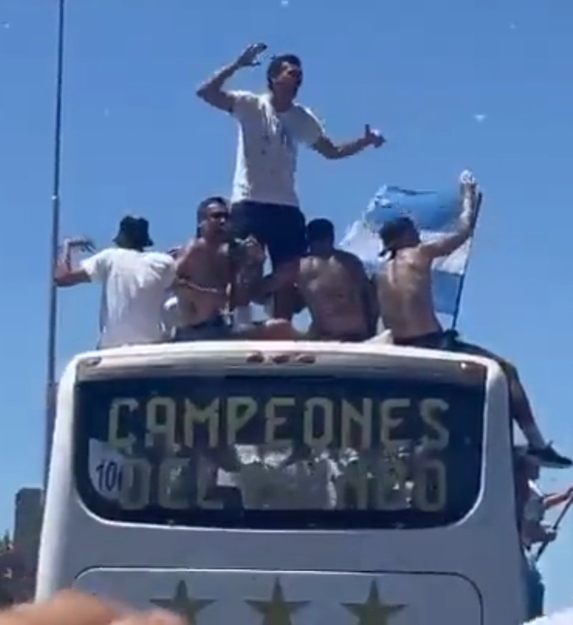 jsjdus de Paul y otemendi agarrando a un scaloni totalmente mamado para que no se caiga