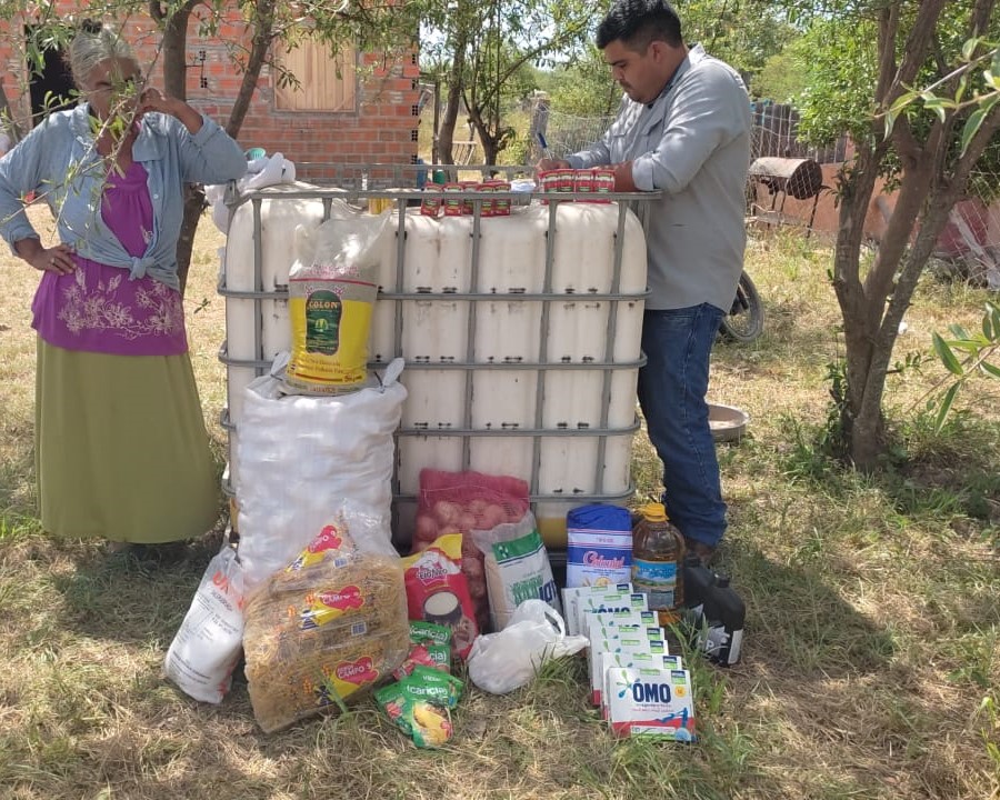 RutaTranschaco's tweet photo. Entrega de un tanque de 1000 litros donado por el Consorcio Avanza Chaco y víveres por parte de la estancia La Alborada, a la Sra Ana Chaparro, ex ocupante de la franja de la Ruta PY9, que hoy ya cuenta con una vivienda más cómoda y segura gracias a la indemnización recibida. https://t.co/IcrQvcZIwX