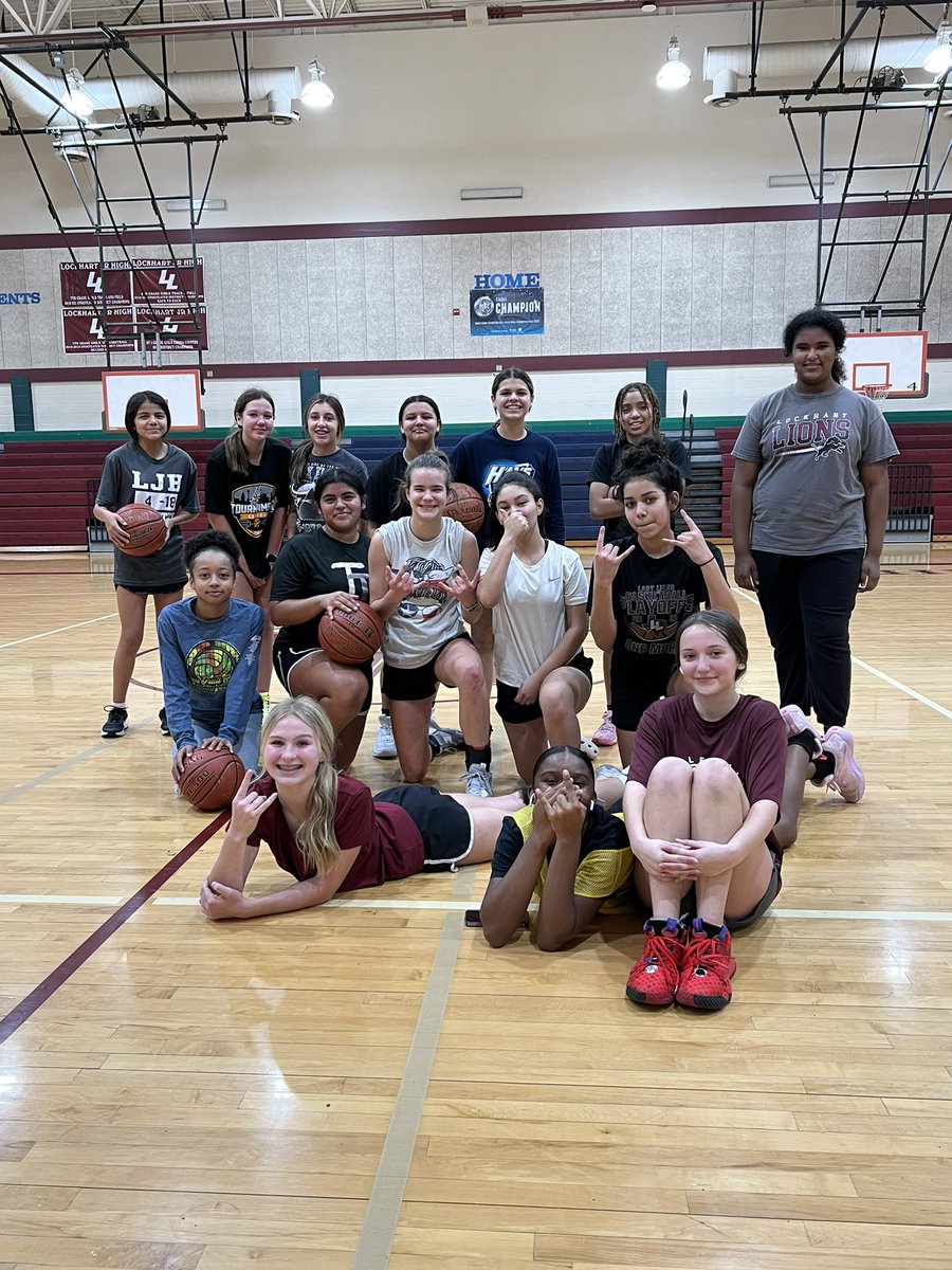 CoachHorneFHS's tweet photo. When athletes WANT the W they practice over Christmas break while everyone else vacations!! This is #TLW 🏀 https://t.co/8v12Qf6PFI