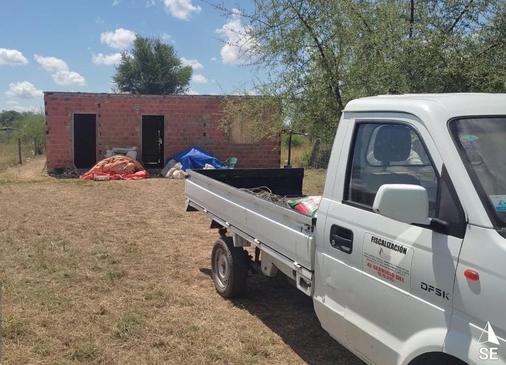 RutaTranschaco's tweet photo. Entrega de un tanque de 1000 litros donado por el Consorcio Avanza Chaco y víveres por parte de la estancia La Alborada, a la Sra Ana Chaparro, ex ocupante de la franja de la Ruta PY9, que hoy ya cuenta con una vivienda más cómoda y segura gracias a la indemnización recibida. https://t.co/IcrQvcZIwX