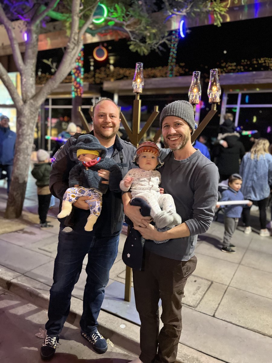 jessezwick's tweet photo. Visited the 3rd St. Promenade in Santa Monica last night for a Menorah lighting ceremony. Drank cocoa, kibbitzed with friends, and contrary to the claims of one local crank, felt very safe!

So what is going on here? (thread) https://t.co/WlcDIw8cJs