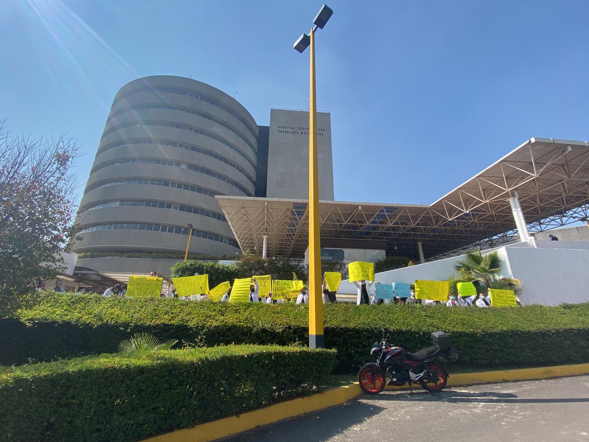 gingeralenm's tweet photo. A los residentes de Pemex se nos dio una miseria de aguinaldo de $2500 cuando somos el personal que más trabaja en el hospital, únicamente pedimos lo que me merecemos!!! Me ayudan mucho con un RT🙏🏻❤️ https://t.co/LsfZ5gtytb