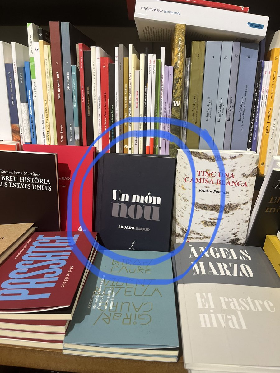 soychubasco's tweet photo. Avui passejant per @La_Central_ del Raval he vist el meu poemari #unmonnou de @editorialfonoll ben col.locat, llest per a ser regalat, no ho veieu? Adjunt imatges gratuïtes. https://t.co/tgzWiOJA6X