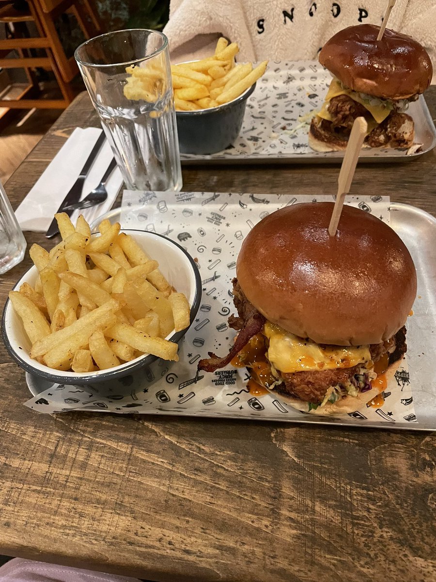 goodtogoreview's tweet photo. Sooooooo here we have a buttermilk chicken burger from @fathippofood and ohhhh boi! This was pure cronch on the outside and tender on the inside. Honestly they fully smashed this. And the hot honey buffalo sauce surprised me tbh which was hella nice. #goodvibes #wouldgoagain 8/10 https://t.co/jQHtUldGOb
