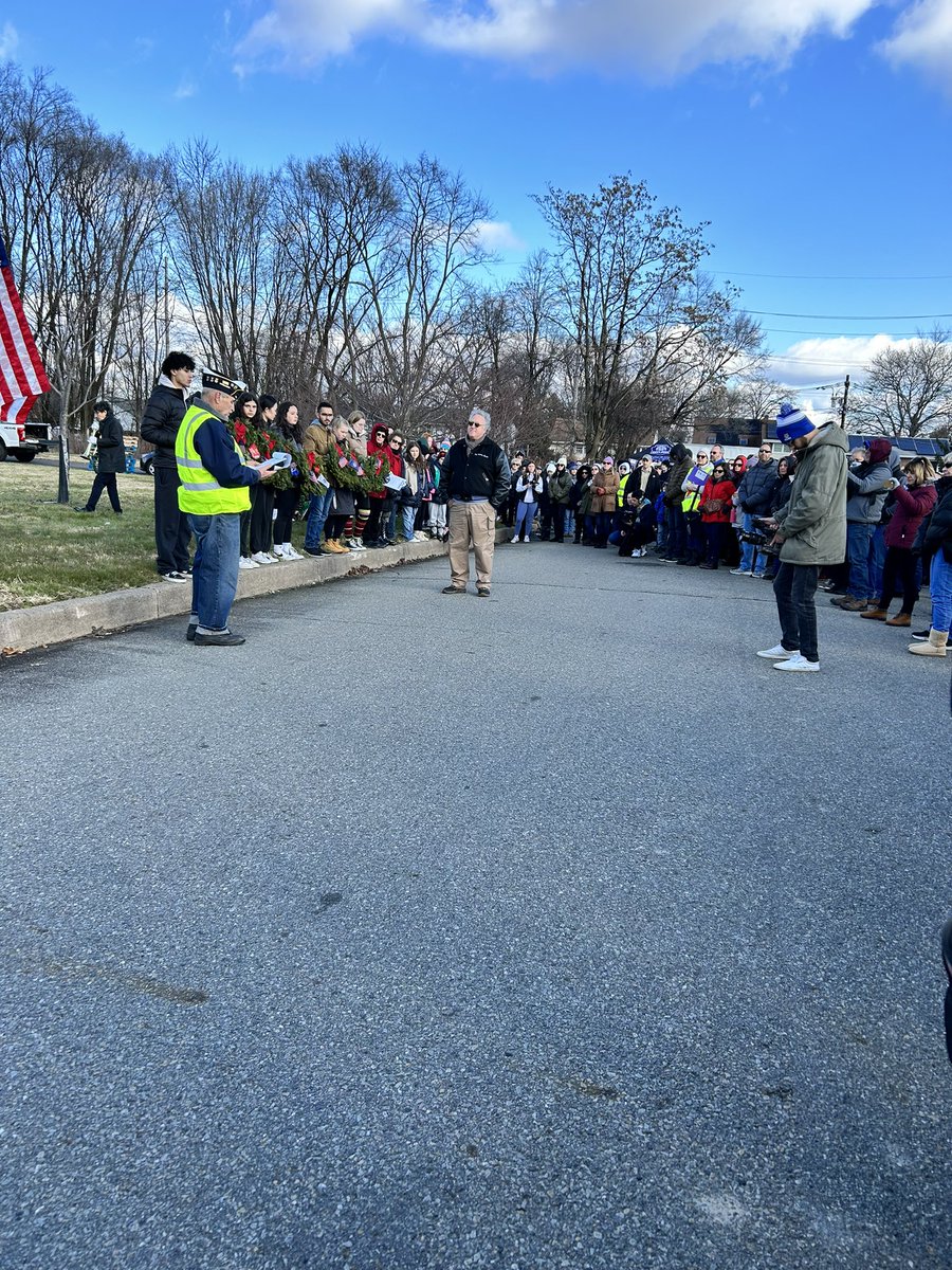 MHaseeb1321's tweet photo. It’s truly wonderful to see the whole community come together to honor our veterans, especially with covid! #WreathsAcrossAmerica #pcti. https://t.co/SMTGxZ4PLL