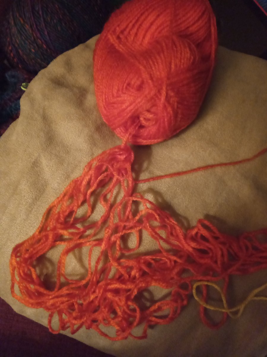 handymelon's tweet photo. Buggrit.
There will now be a short intermission
#detangling https://t.co/1CIUQgb4Ll
