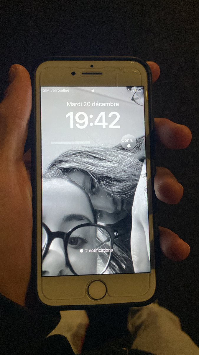 EliasHuet's tweet photo. J’ai trouver ce téléphone dans le bus 116 vire/Caen, si qqn reconnais le tel ou sais à qu’il appartient venez me dm , si demain j’ai rien je l’amène au commissariat de police de Caen.  RT svp https://t.co/5jcE1GRma4