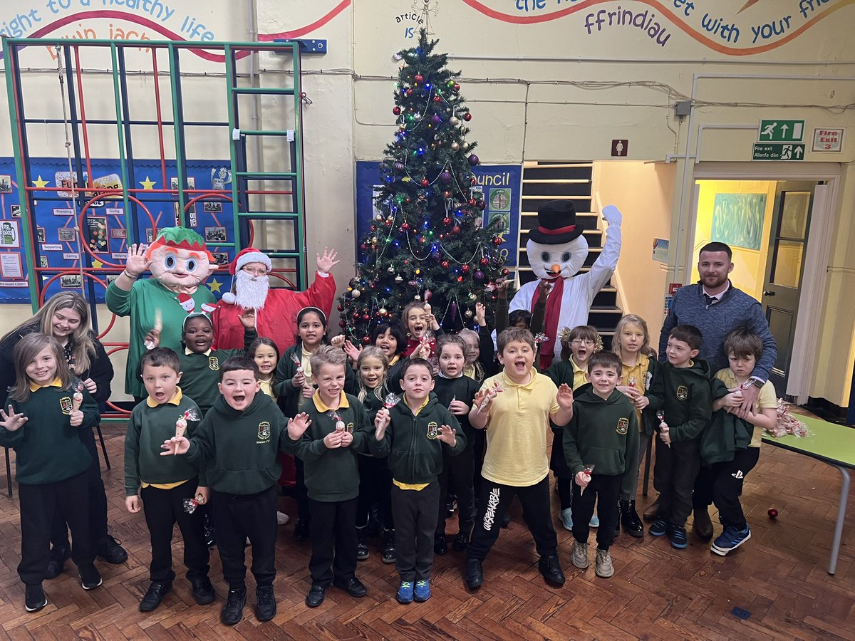 PlasmarlPrimary's tweet photo. We had some special visitors in @plasmarlyear2 today. They even brought us a present each!! 🎁🎄 https://t.co/JdewOWxtXF