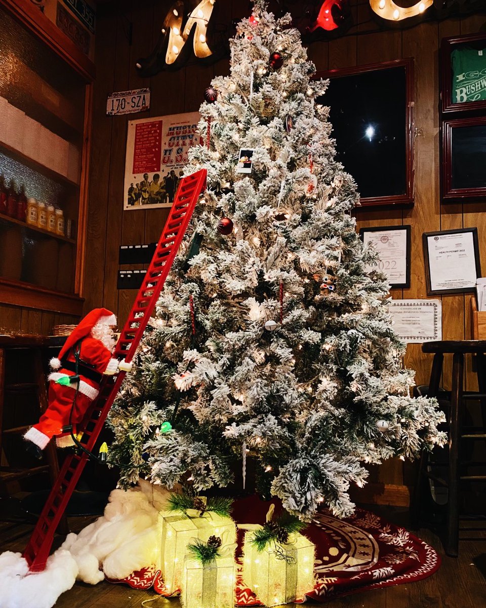 There's snow place like #LorettasLastCall this holiday season ☃️✨