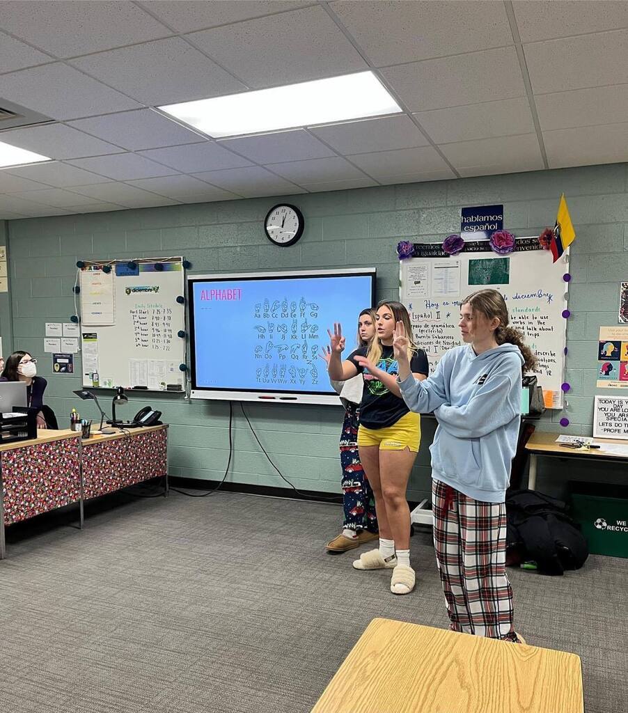 WeAreSCHS's tweet photo. So fun sharing our love for ASL with Hart after school today! 🦅💚 #languagelearning #languageclub
#WeAreSCHS
@rcshartms
Repost from @schsasl https://t.co/MdDT6NRhVe https://t.co/8NjO8XVpW2