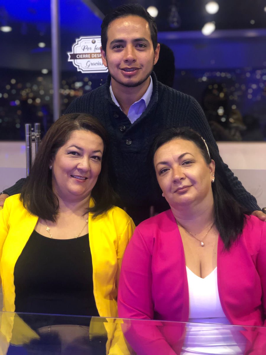 jhandryquezada's tweet photo. Mis hermanas me consienten y me apoyan, confían en mí y por eso quedo eternamente agradecido. ¡Son las mejores! https://t.co/HPZbcS5d4g