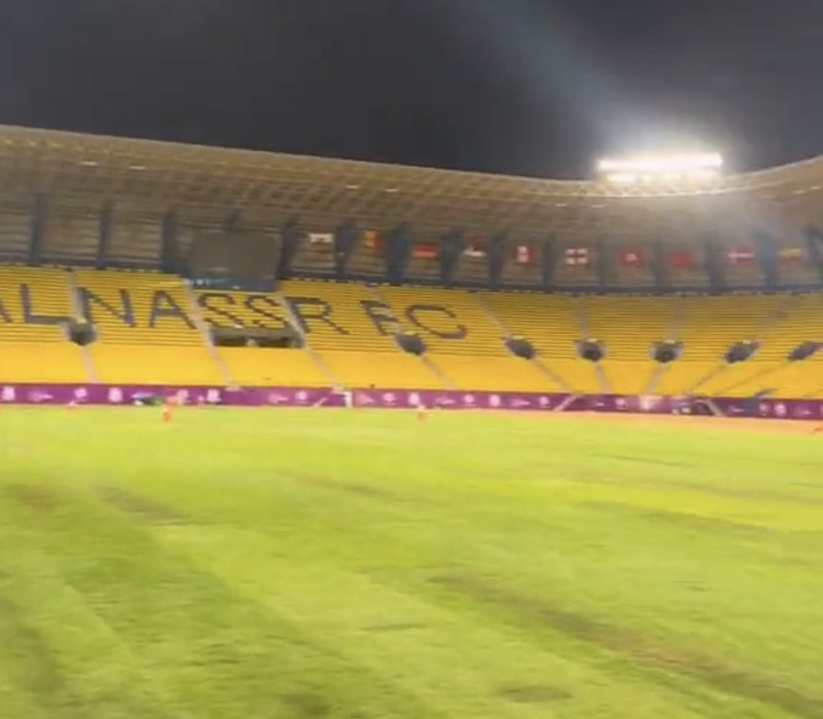 الجمر دمر ارضية الملعب كلها بقع محترقه من الجمر ..