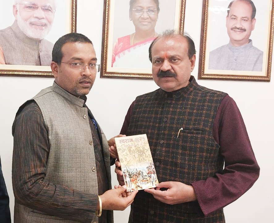Manish89Sinha's tweet photo. Chatra Jharkhand's Lok Sabha MP Respected Sunil Kumar Singh ji got the opportunity to meet and discuss Aatmanirbhar Bharat and self-supporting India in the Lok Sabha Secretariat Parliament House @SunilSingh_BJP @Manish192566 @manissinha009 @JoinSwadeshi  @iete @aiactr @bsgnhq https://t.co/pD1ZKgvsh9