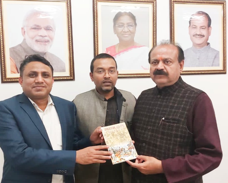 Manish89Sinha's tweet photo. Chatra Jharkhand's Lok Sabha MP Respected Sunil Kumar Singh ji got the opportunity to meet and discuss Aatmanirbhar Bharat and self-supporting India in the Lok Sabha Secretariat Parliament House @SunilSingh_BJP @Manish192566 @manissinha009 @JoinSwadeshi  @iete @aiactr @bsgnhq https://t.co/pD1ZKgvsh9