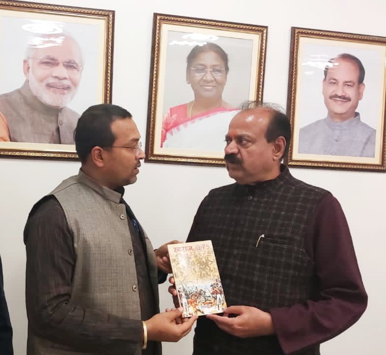 Manish89Sinha's tweet photo. Chatra Jharkhand's Lok Sabha MP Respected Sunil Kumar Singh ji got the opportunity to meet and discuss Aatmanirbhar Bharat and self-supporting India in the Lok Sabha Secretariat Parliament House @SunilSingh_BJP @Manish192566 @manissinha009 @JoinSwadeshi  @iete @aiactr @bsgnhq https://t.co/pD1ZKgvsh9