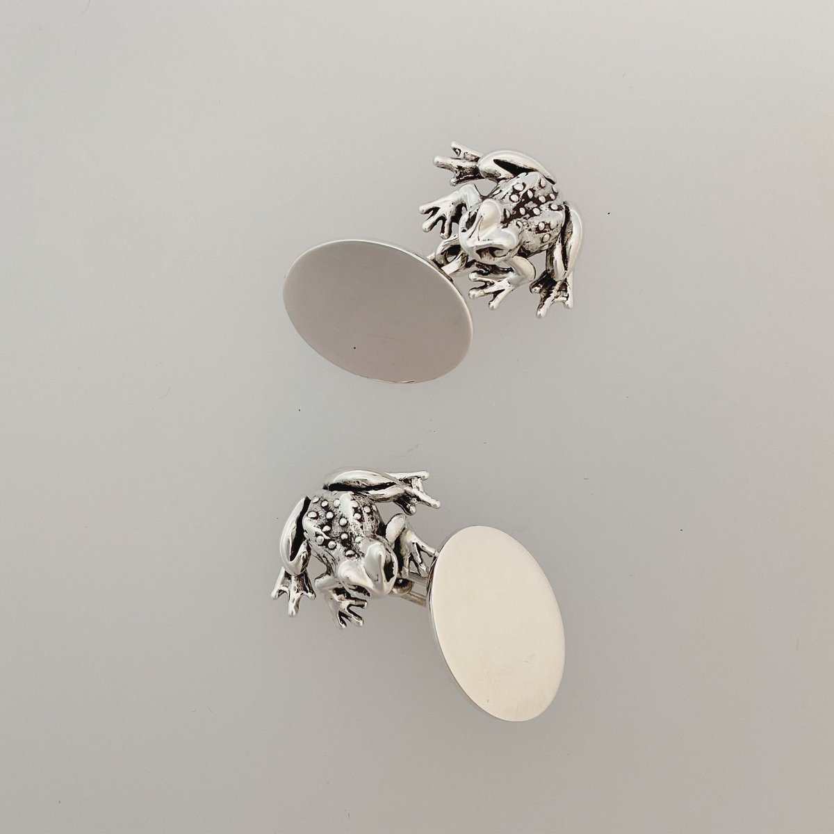Solid silver frog cufflinks!
The perfect gift 🎁 

#frogcufflinks #cufflinks #tenterden #kent