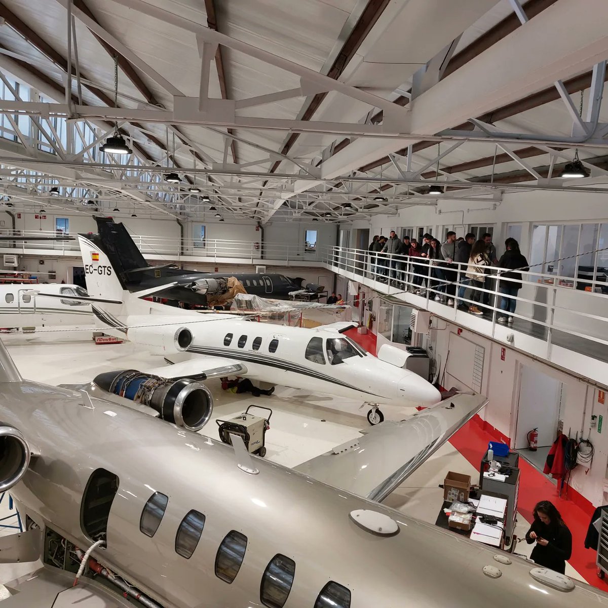 carmen_ucles's tweet photo. Los #alumnos de #CCFF de #automoción y #transporte #lahontanilla han visitado las empresas GESTAIR AVIATION y ATS AVIATION, y el museo de la Aviación y Astronáutica. Hemos visto los falcon del poder ejecutivo, en labores de reparación y el A310 de la familia real.
#ccff
#fp_clm https://t.co/vw0pL7o4Ew