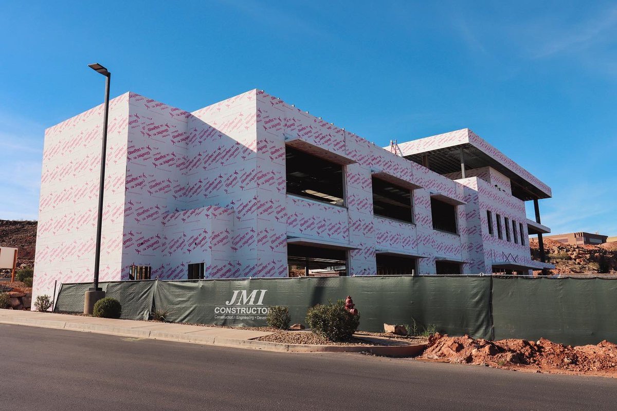 JMIConstructors's tweet photo. So much changed in just two months! Commerce Pointe, Bldg 100, is set to be finished in early 2023!
 #stgeorgeutah #commercialbuilder #jmic #commercialproject #archicturalphotography https://t.co/Du4yJU4xi6