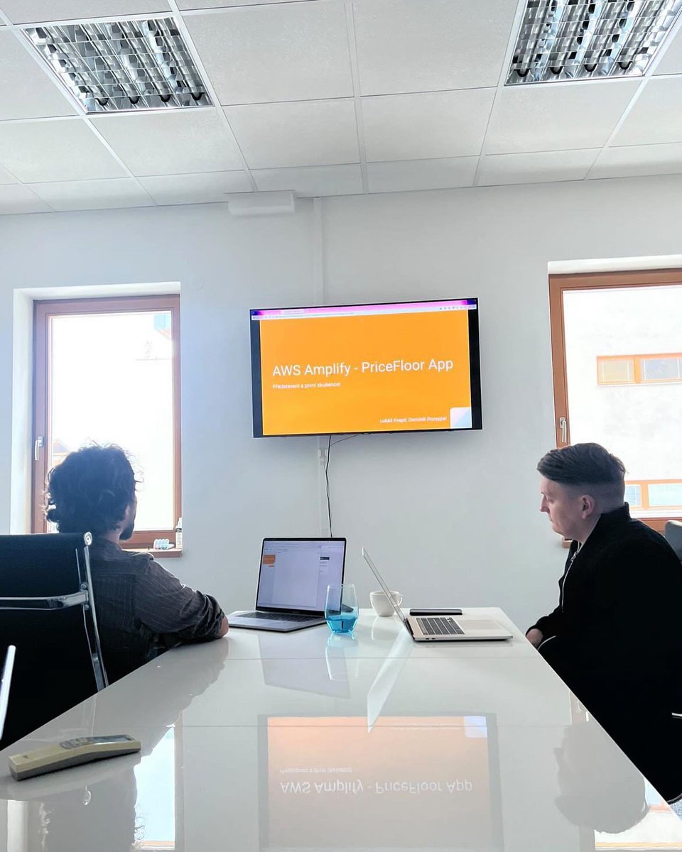 snowlycode's tweet image. I v předvánočním shonu se snažíme předávat si mezi sebou nově nabyté znalosti. Včera si kluci připravili prezentaci na téma AWS Amplify, které využíváme na jednom z našich projektů. 👨🏻‍💻👨🏻‍💻
#teamwork #awsamplify #AWS #developer #learning