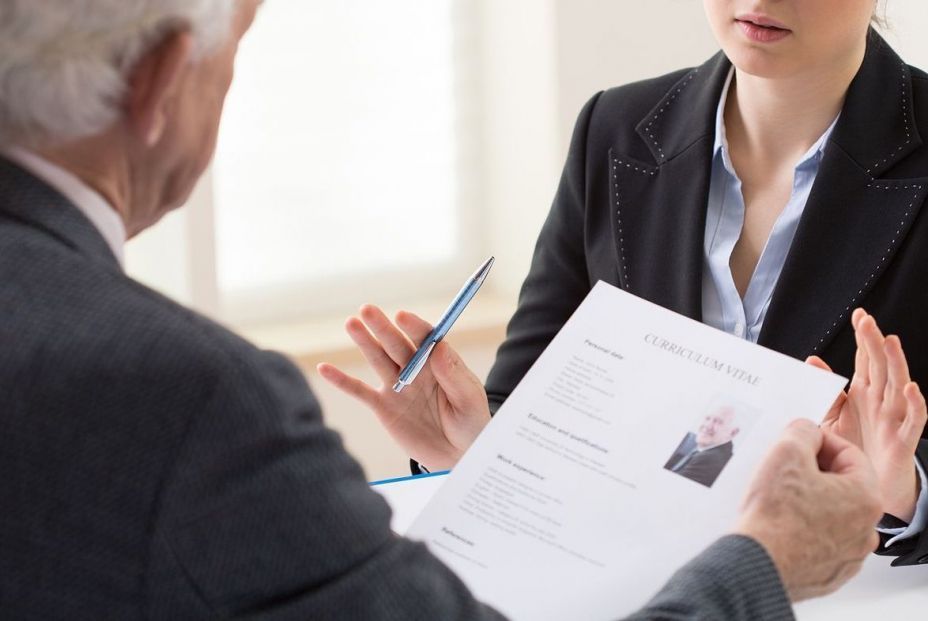 cercleproject's tweet photo. Existen filtros que descartan potenciales trabajadores  por su edad. Esto puede perjudicar gravemente la calidad del proceso de selección, descartando personas con recorrido y experiencia.
Y tú, ¿qué opinas? ¿Deberíamos dejar de utilizar estos filtros?

https://t.co/b7sXX6bInm https://t.co/WxZzqk9FOB