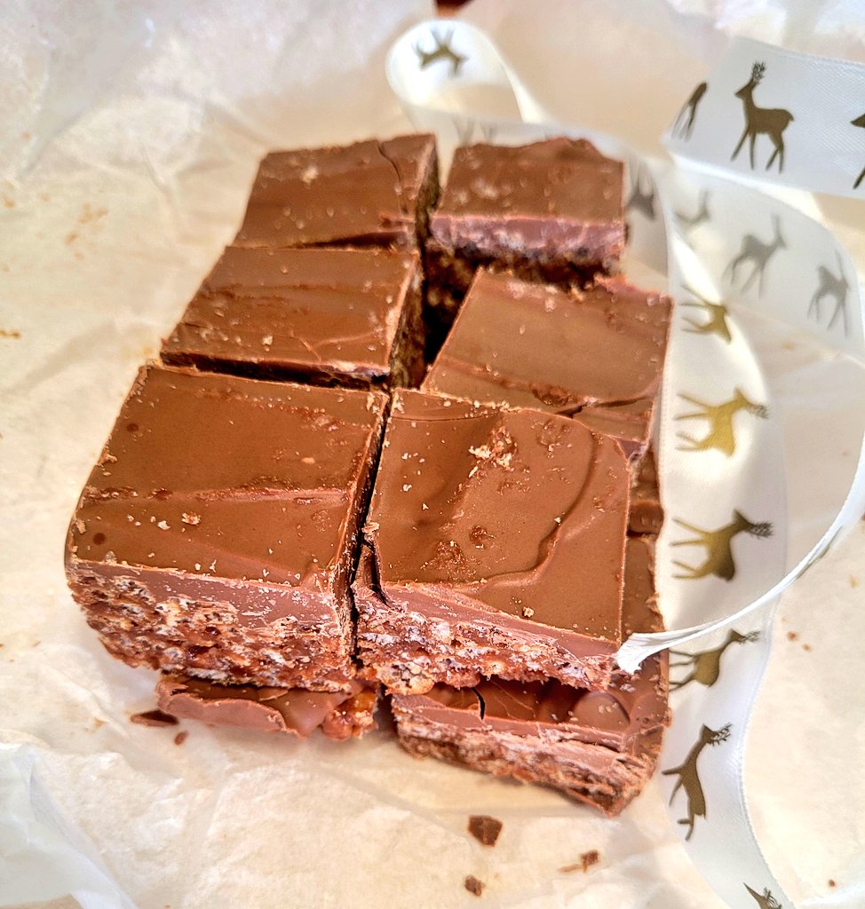 MccahillMrs's tweet photo. Christmas came early today with the gift of Gabrielle's (incredible) Mars Bar cake 🥳 I think this is my favourite annual tradition since becoming an #ambee 💛 Feeling very poorly today and these little chunks of kindness just made everything better 😭💛 so grateful 💛 https://t.co/O7kgOi2CQc