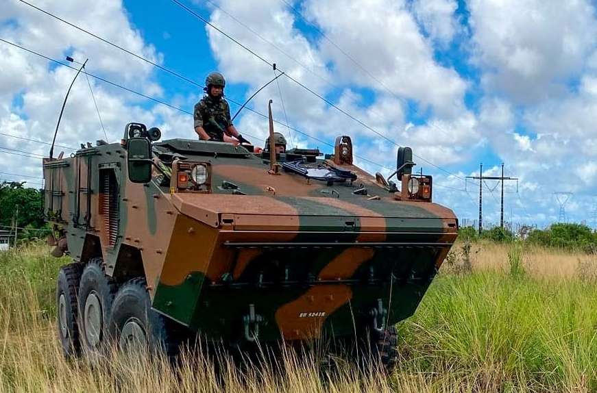 exercitooficial's tweet photo. A Viatura Blindada de Transporte Pessoal GUARANI é uma das mais modernas viaturas do Exército Brasileiro.
As novas viaturas são equipadas com a torre REMAX, com as metralhadoras de munição de calibres 7,62 mm e 12,7 mm.
Saiba mais: https://t.co/pNQRYhph97
#BraçoForte https://t.co/7uE5EpNmDd