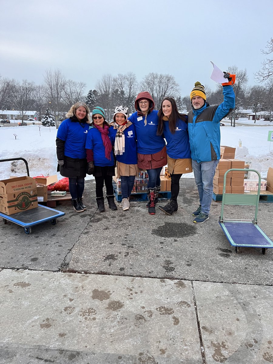 WIREALTORSWRF's tweet photo. It may be cold outside but that didn't stop @Rascw_org volunteers from teaming up yesterday at Lake View Elementary in Madison! Volunteers assisted with the mobile food pantry and food delivery to families who did not have transportation. https://t.co/oayDa3on88