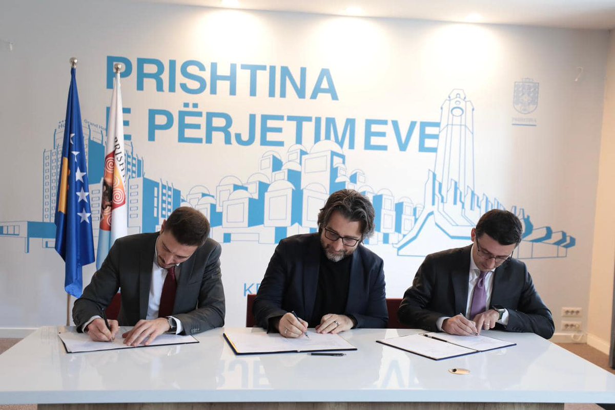 Fisnik__Osmani's tweet photo. Projekt unik për Prishtinën!
Sot, bashkë me Kryetarin e Komunës së Prishtinës, z. Përparim Rama dhe përfaqësuesin e KfW, z. Pablo Obrador Alvarez nënshkruam Marrëveshjen e Veçantë për projektin më të madh në rajon - Solar4Kosovo 🌞

#Termokos #prishtina #Prishtinaegjelbër https://t.co/uMuFLHa0B4