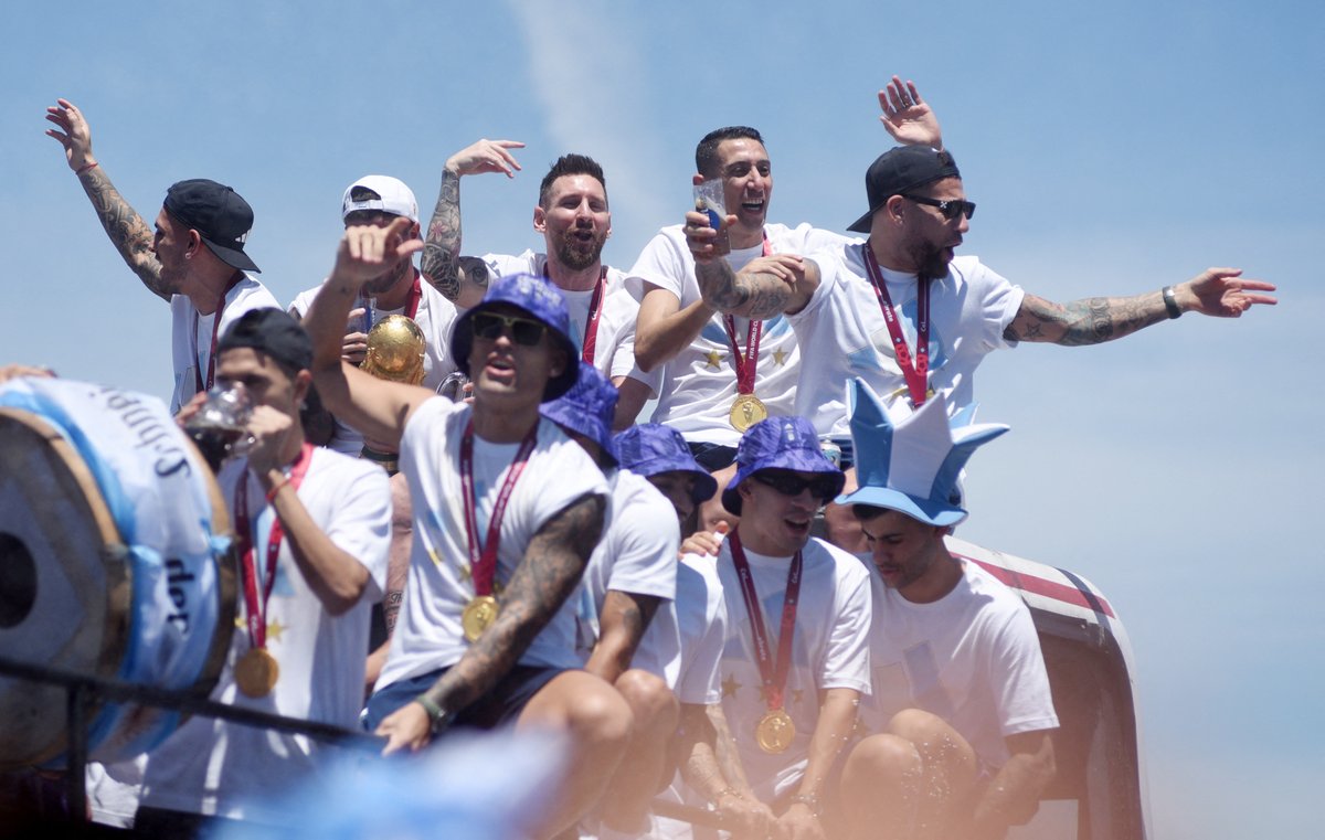 infobae's tweet photo. 🔴 EN VIVO | Los festejos de los jugadores de la selección argentina https://t.co/5v1gmwundu https://t.co/lLOqRva6mA