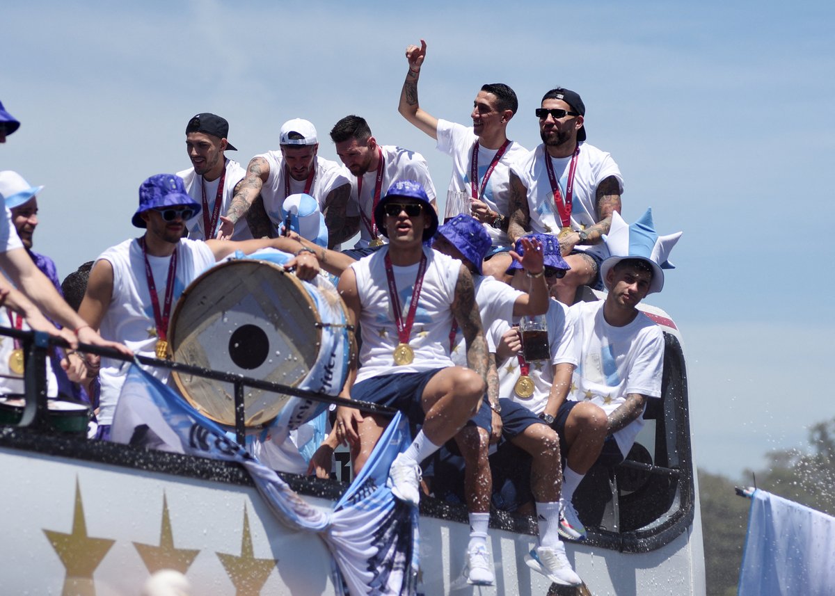 infobae's tweet photo. 🔴 EN VIVO | Los festejos de los jugadores de la selección argentina https://t.co/5v1gmwundu https://t.co/lLOqRva6mA