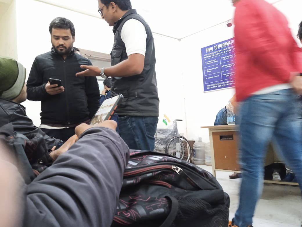 NidhiTanejaa's tweet photo. देर रात भी छात्रों के मेसेज मिल रहे हैं। प्रदर्शन कर रहे छात्रों को पुलिस स्टेशन ले जाया गया है। छात्रों का कहना है कि इन पर लाठियाँ भांजी गयीं, जिसमें कुछ को चोट आयी है। वैसे आज चोट तो इंसानियत पर भी है।

#UPSCExtraAttempt2023 #ExtraAttempt #UPSCExtraattempt4All https://t.co/P07YpSTEok