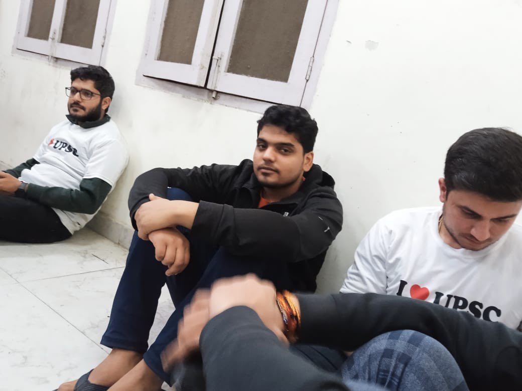 NidhiTanejaa's tweet photo. देर रात भी छात्रों के मेसेज मिल रहे हैं। प्रदर्शन कर रहे छात्रों को पुलिस स्टेशन ले जाया गया है। छात्रों का कहना है कि इन पर लाठियाँ भांजी गयीं, जिसमें कुछ को चोट आयी है। वैसे आज चोट तो इंसानियत पर भी है।

#UPSCExtraAttempt2023 #ExtraAttempt #UPSCExtraattempt4All https://t.co/P07YpSTEok