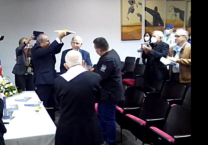 Juramentada Directiva del Servicio de Cirugía del Hospital Central, acto en el que fue bautizado el libro "Evolución de la Cirugía General en el estado Táchira".
@nicolasmaduro @magalygutierrezv
@mppsalud_vzla @freddybernalven
@gobernaciondeltachira
@corposalud_tachira