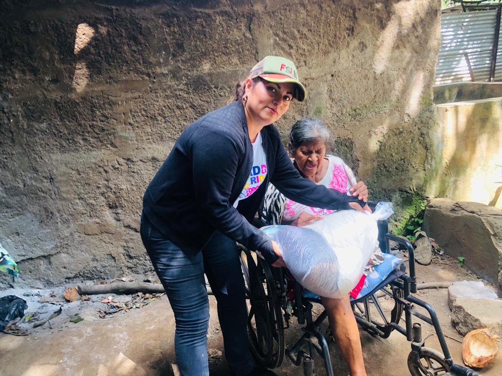 DiriambaD2's tweet photo. #Nicaragua
#Distrito2ConDaniel2022 //El dia de hoy Juventud Sandinista  entrega  Paquetes alimenticios a Madres de héroes y Mártires, personas de casos criticos, miembros del programa Todos con vos. El GRUN  pendiente de estas personas que tanto lo requieren . https://t.co/YFfo6gETmu