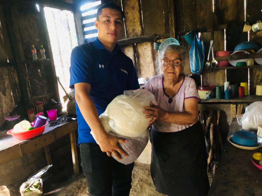DiriambaD2's tweet photo. #Nicaragua
#Distrito2ConDaniel2022 //El dia de hoy Juventud Sandinista  entrega  Paquetes alimenticios a Madres de héroes y Mártires, personas de casos criticos, miembros del programa Todos con vos. El GRUN  pendiente de estas personas que tanto lo requieren . https://t.co/YFfo6gETmu