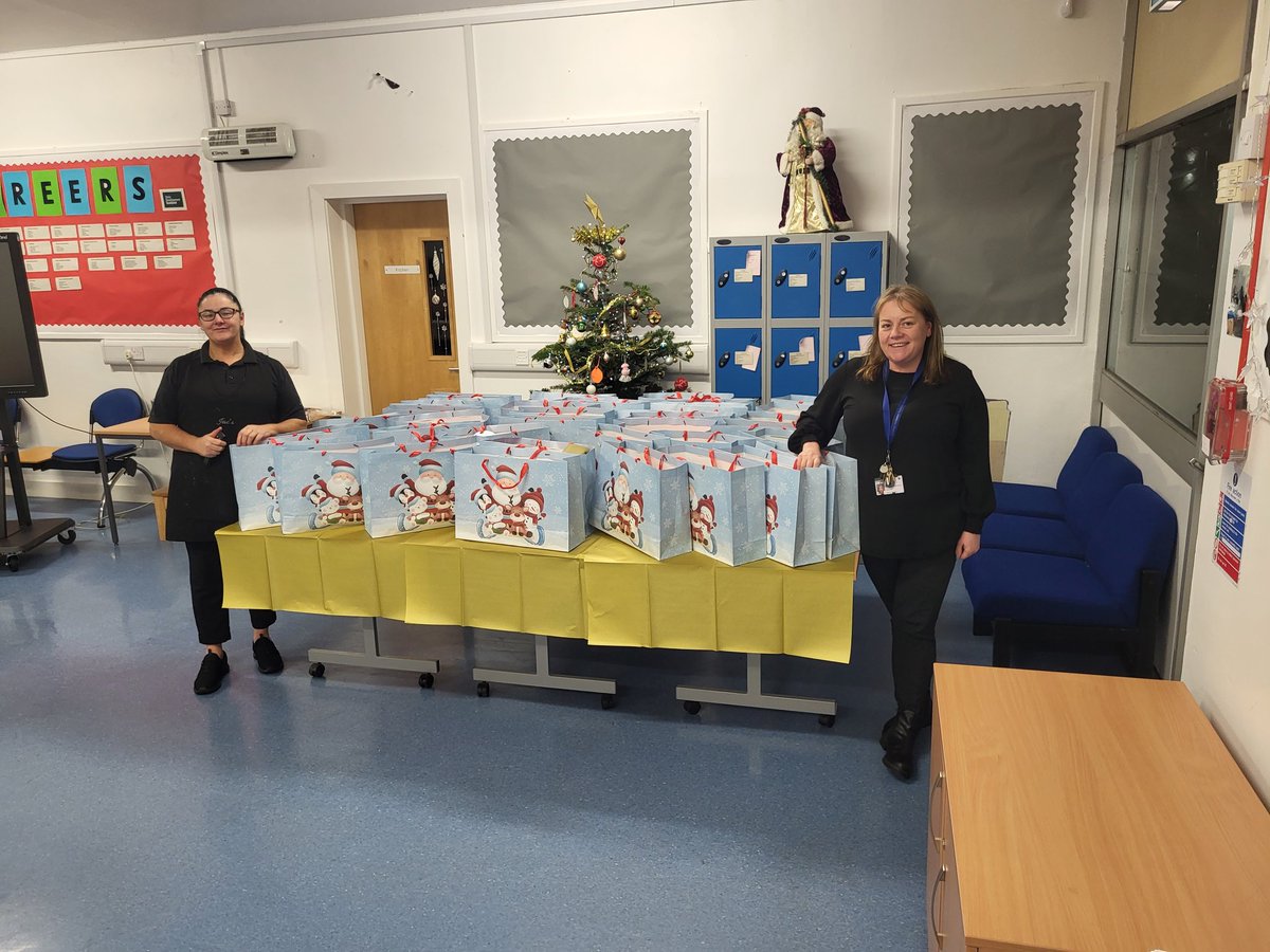 A huge thank you to Jackie and all the customers at Jac's Snacks who kindly donated Christmas Eve boxes for our SISS families...now to get Santa on speed dial so he can deliver all the presents! 🎅🎁 #SISS #kindness #generosity