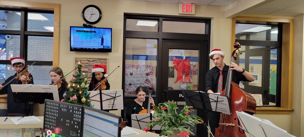 FairviewFalcon2's tweet image. Fairview was serenaded by beautiful sounds from members of the Southside Orchestra today! 🎻🎼 The best part? ALL of these students are former Falcons! Thanks Mr. Burkepile for sharing your students and their talents with us. #onceafalconalwaysafalcon #FortSmithFam #FSPSProud