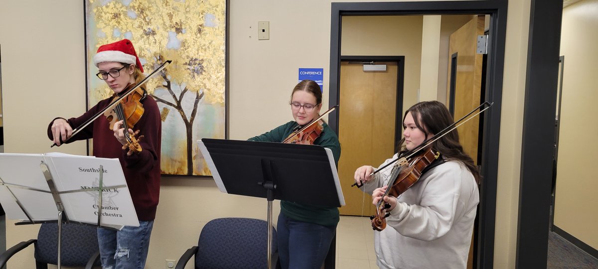 FairviewFalcon2's tweet image. Fairview was serenaded by beautiful sounds from members of the Southside Orchestra today! 🎻🎼 The best part? ALL of these students are former Falcons! Thanks Mr. Burkepile for sharing your students and their talents with us. #onceafalconalwaysafalcon #FortSmithFam #FSPSProud