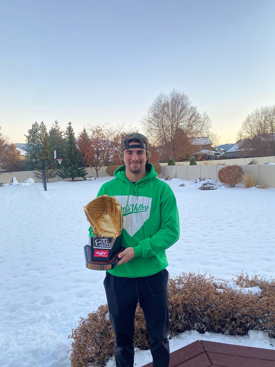 lcdevilsbase's tweet photo. Former Red Devil Matt Schwarz pictured with his 2022 ABCA Rawlings Gold Glove Award! Best of luck this spring with @UVUBase 🔥🏆

#WINANYWAY https://t.co/wIqccHUzEz