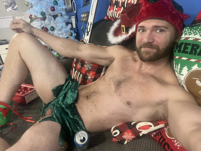 Online and ready to be a naughty elf https://t.co/OrRmk9TpCY https://t.co/OxHABb3EcZ