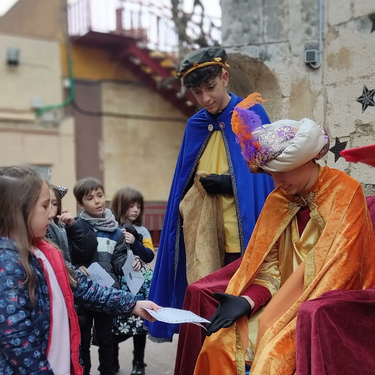SantJosepVila's tweet photo. Avui hem rebut la visita dels patges reials d'Orient! 👑

Els més petits i les més petites de l'escola han entregat les seves cartes i expressat els seus desitjos. Quina màgia i quina il·lusió! 💫📮

#SantJosepVila #Nadal #patgesreials https://t.co/EUAr9fRyoz
