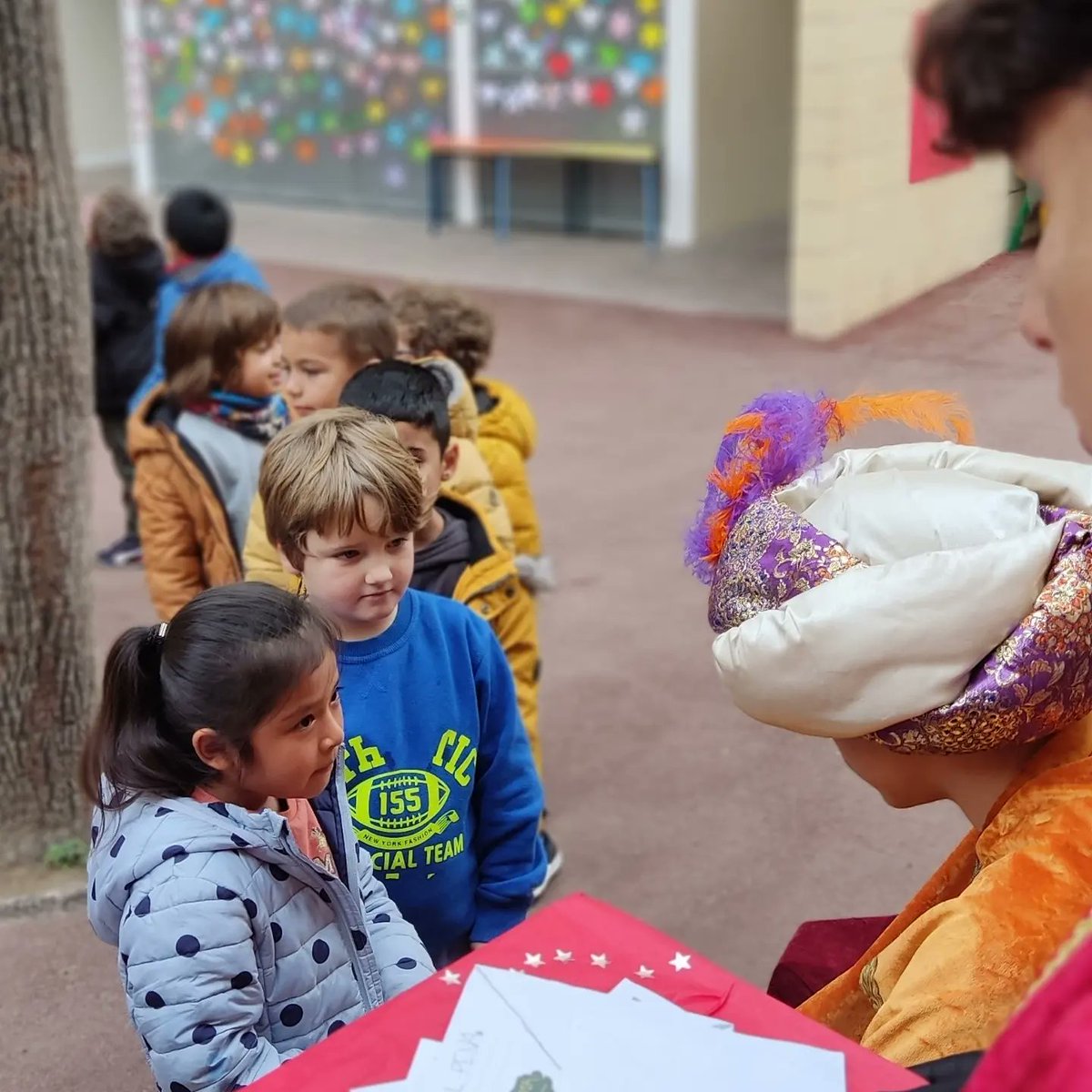 SantJosepVila's tweet photo. Avui hem rebut la visita dels patges reials d'Orient! 👑

Els més petits i les més petites de l'escola han entregat les seves cartes i expressat els seus desitjos. Quina màgia i quina il·lusió! 💫📮

#SantJosepVila #Nadal #patgesreials https://t.co/EUAr9fRyoz