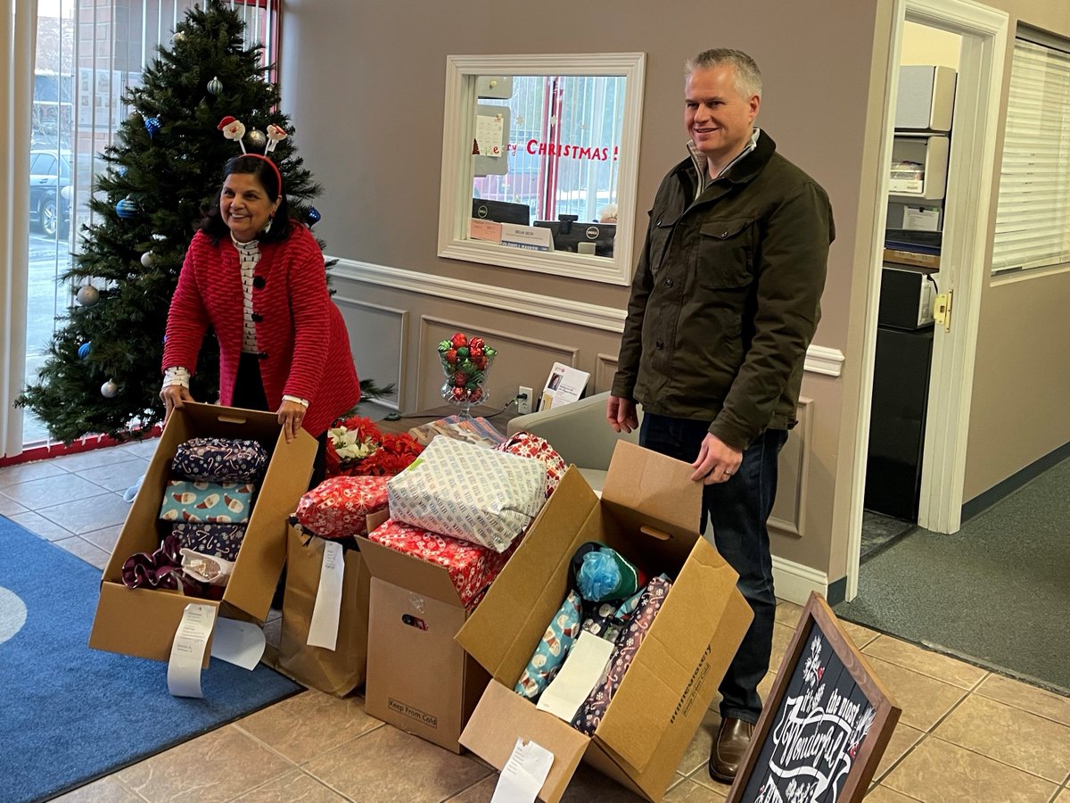 SVSDFoundation's tweet photo. Thank you @GeorgieSmigel Real Estate Group, Cranberry CUP and the Cranberry Sunset Rotary for helping make the holidays brighter for SV students and families! #SVCommunity #SVGivesBack https://t.co/EgK5y7vj40