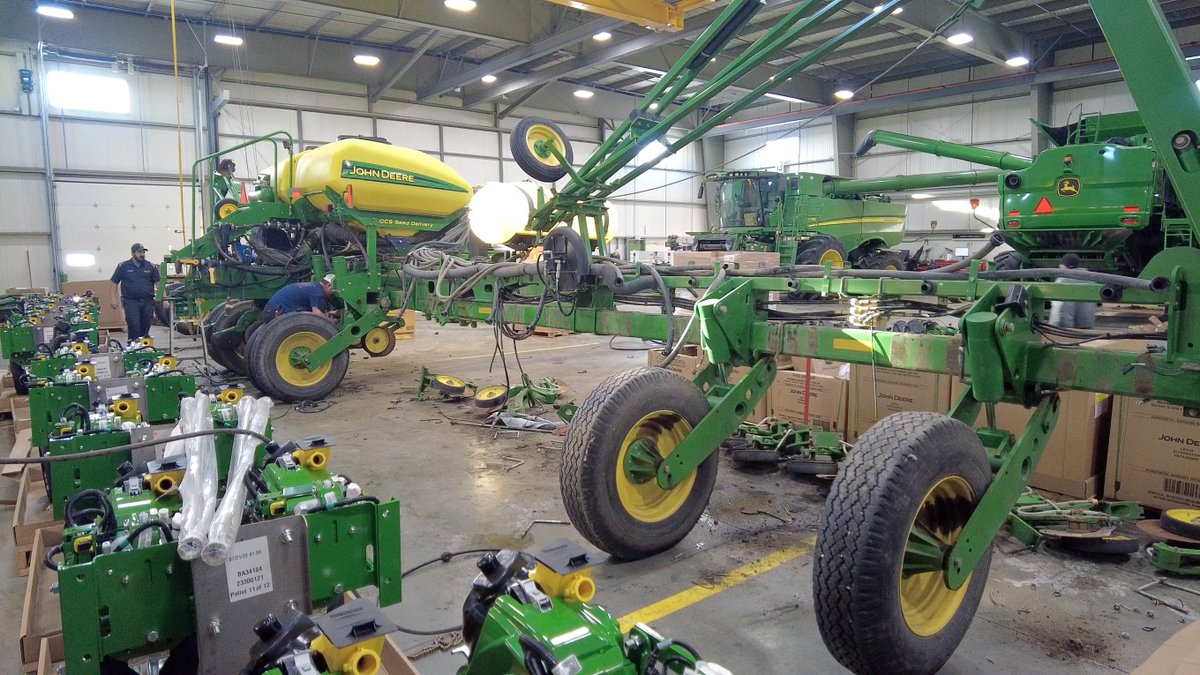 LeadingEdgeEq's tweet photo. Our Devils Lake Service team is installing a #PerformanceUpgrade Kit on a 2013 #JohnDeere #1770NT planter. Upgrading to #ExactEmerge with #SeedStar 4 software, individual row control, active pneumatic downforce and #ExactRate fertilizer system. https://t.co/8eW7KKICqT