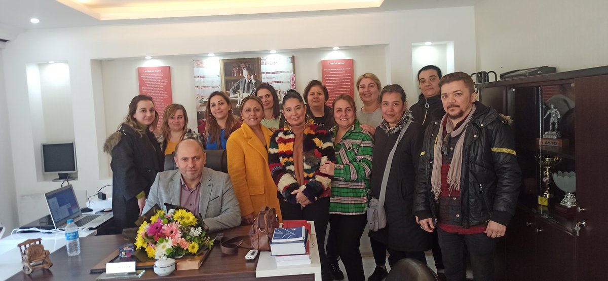 Efeler Ortaokulu (@efelerortaokulu) on Twitter photo Okul aile birliğimiz,müdürlüğe yeniden görevlendirilen Fuat DÜNDAR'a (<a href="/fuat_dundar/">FUAT DÜNDAR</a>)çiçek takdim ederek, ziyarette bulundular. Kendilerine teşekkür ediyoruz... Okul aile birliğimiz,müdürlüğe yeniden görevlendirilen Fuat DÜNDAR'a (<a href="/fuat_dundar/">FUAT DÜNDAR</a>)çiçek takdim ederek, ziyarette bulundular. Kendilerine teşekkür ediyoruz...