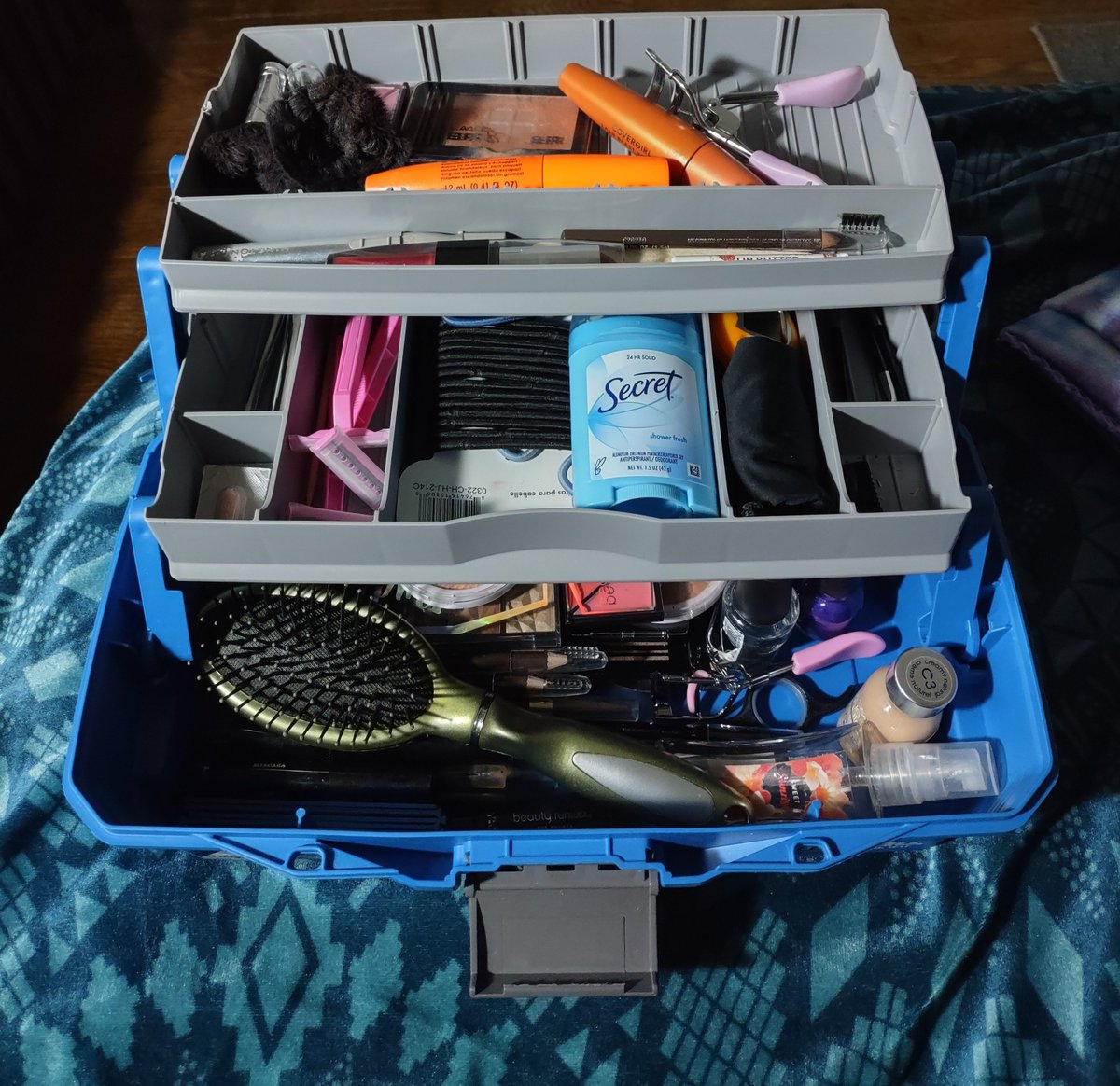 19TanyaD's tweet photo. I love my tackle box ๐#NLB #NextLevelBasicChallenge @stassi https://t.co/TY5eo9HzMF