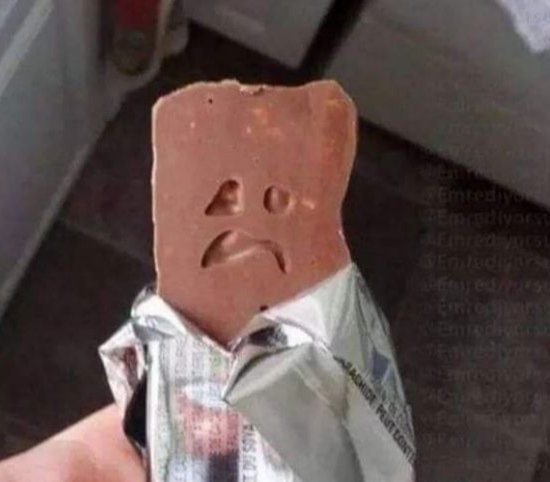 Bir de çikolata mutluluk verir derler
Çikolata benden daha mutsuz...