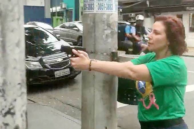 tabataamaralsp's tweet image. Carla Zambelli, a deputada que persegue cidadãos armada à luz do dia, acaba de perder, por determinação do STF, o seu porte e tem 48h para devolver a sua arma. O Brasil não é um filme do velho oeste, Zambelli! A política do ódio nunca será o caminho!