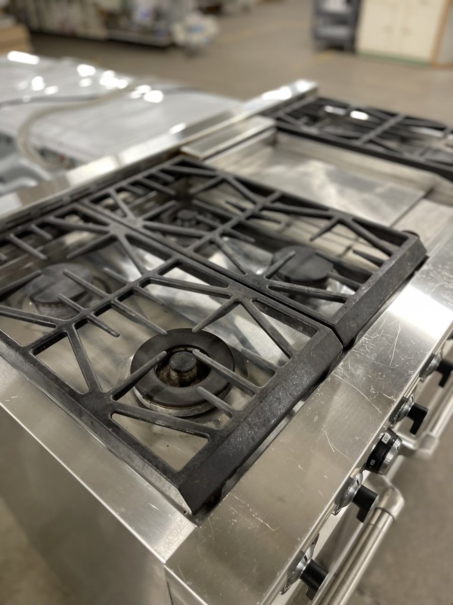 BuildingValue's tweet image. 48" Pro-Style Gas Range (PRG4810NP) with 6 sealed burners, 5.3 cu. ft. capacity convection oven and 2.2 cu. ft. capacity secondary oven, cast-iron grates. Oversized knobs, diamond-etched towel bar handles, and stainless-steel design provide a bold look and restaurant appearance.